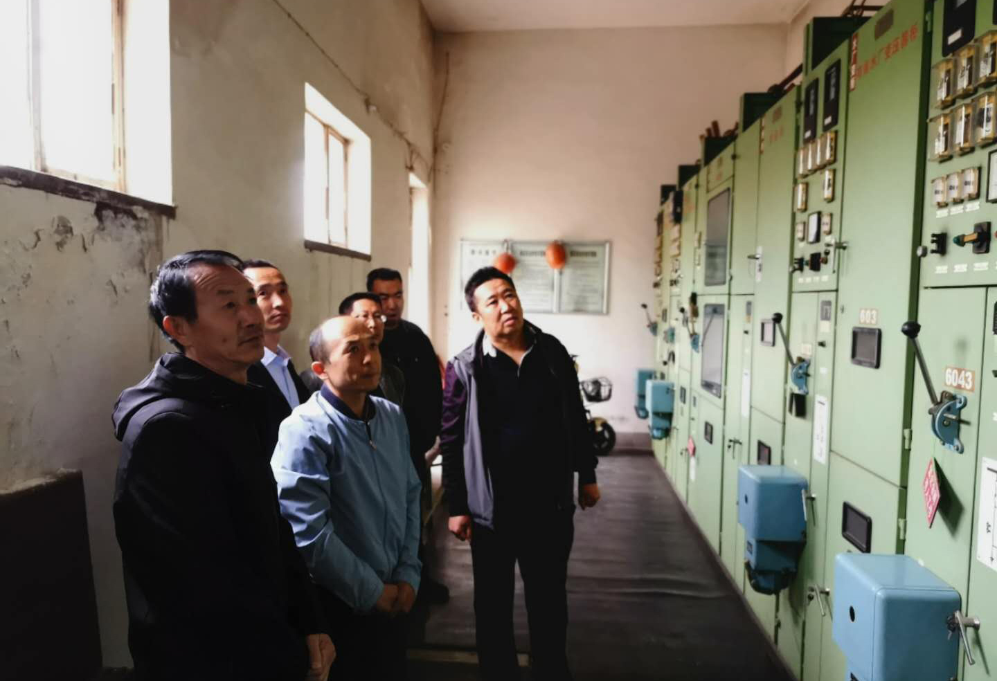 公司總經(jīng)理王建人在供水、污水生產(chǎn)一線(xiàn)開(kāi)展...